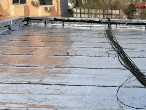 安次卫生间漏水维修公司分享下安次屋面楼顶防水刚性防水层施工要点。
